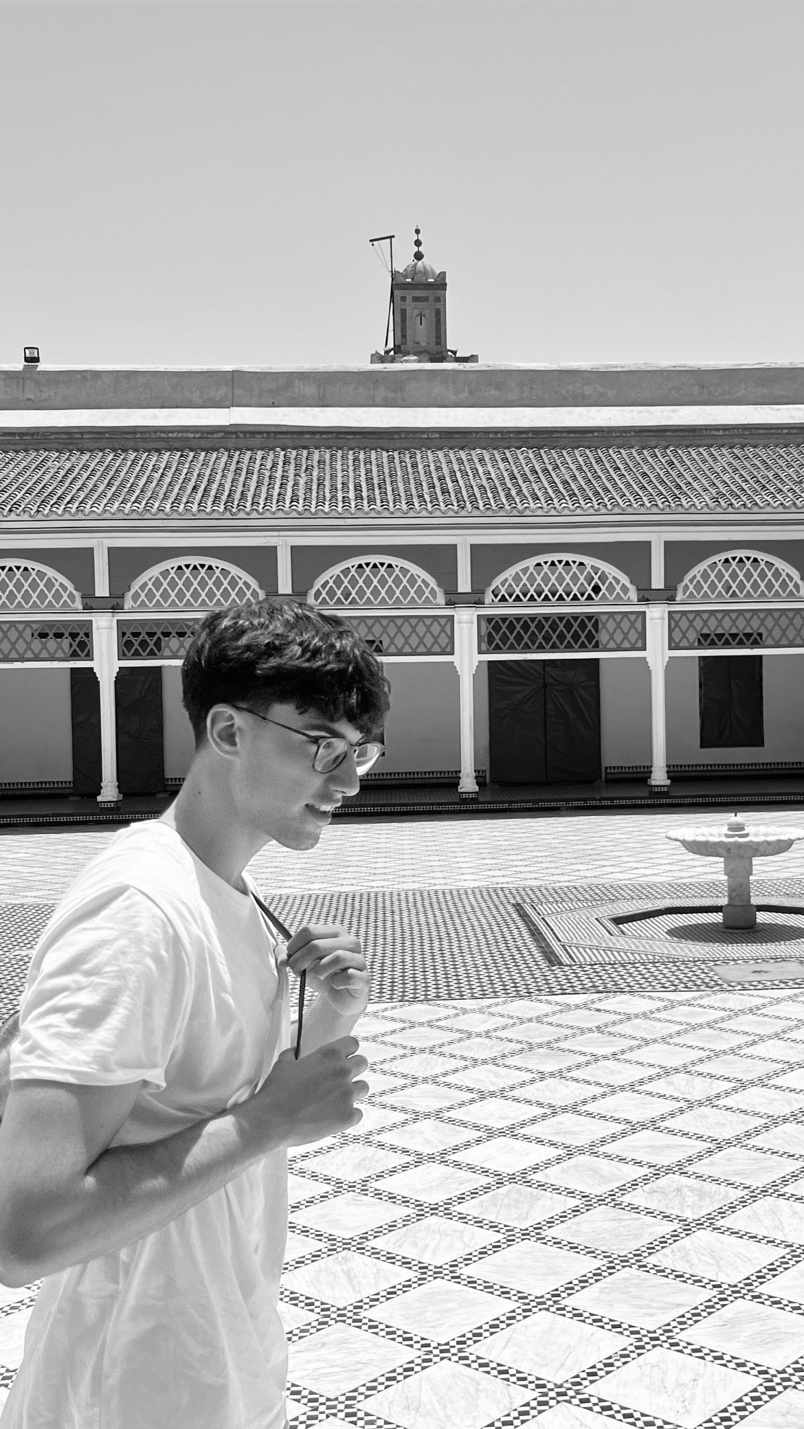 Xavier Vecina en un patio de baldosas, en blanco y negro